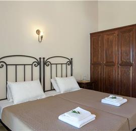 3 bedroom villa with heated pool in Kassiopi, Corfu, sleeps 6